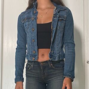 Perfect cropped, button up denim jacket for fall